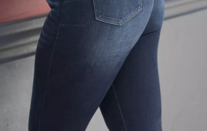 A model in skinny jeans for curvy women powered by LYCRA® FREEF!T® technology for soft, east stretch and lasting comfort.